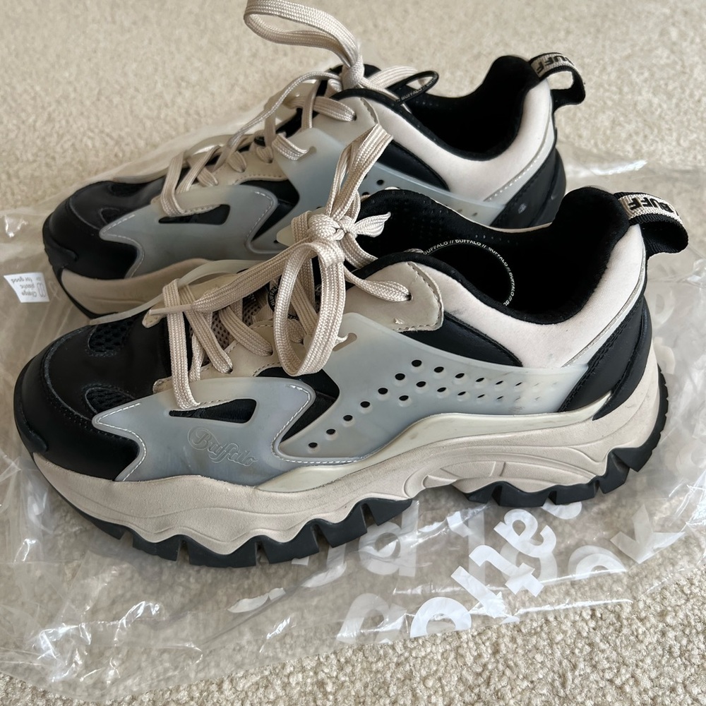 Buffalo trail one chunky sneakers in cream and black mix US 9